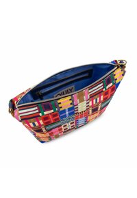 Borsa a mano rettangolare con zip caratterizzata da un motivo geometrico multicolore, un interno blu con più tasche e dettagli in hardware color oro.