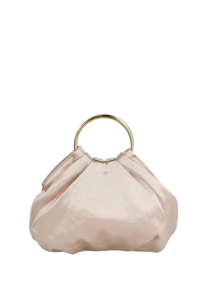 Bolso de mano de raso rosa suave con asa redondeada de metal dorado y detalle de tela fruncida en la parte superior.