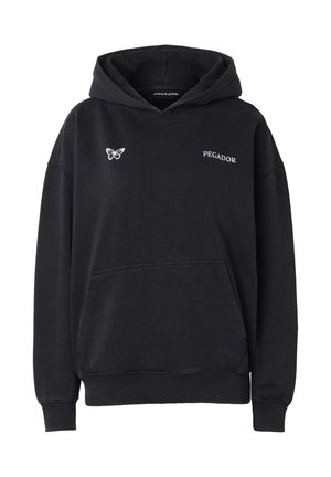 Czarna bluza z kapturem i przednią kieszenią, z małym białym motylem na lewej piersi oraz napisem "PEGADOR" na prawej piersi.