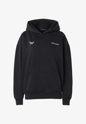 Czarna bluza z kapturem i przednią kieszenią, z małym białym motylem na lewej piersi oraz napisem "PEGADOR" na prawej piersi.