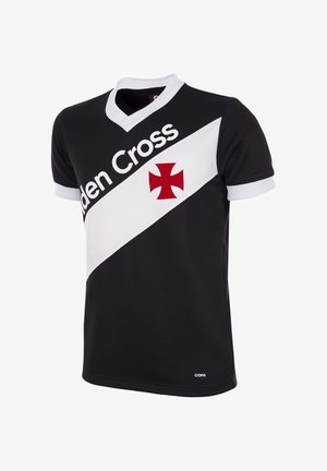 Zwart voetbalshirt met witte diagonale streep, rood kruis embleem, tekst "Hidden Cross", witte kraag en mouwboorden.