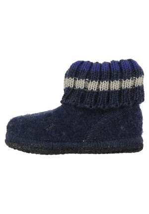 Chausson en feutre de laine bleu marine, avec une bordure en tricot côtelé à rayures bleues et grises, et une semelle noire texturée.