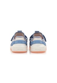 Scarpe blu con una combinazione di rete e pelle sintetica, dotate di una suola bianca e dettagli arancioni. Cinghie in velcro per una facile regolazione.