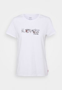 Camiseta de manga corta blanca de Levi's con un colorido patrón floral dentro del texto del logo y una pequeña inscripción de "A Dream State" debajo, en el centro del frente.