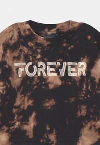 T-shirt a maniche corte in tie-dye nero e marrone con la scritta "FOREVER" ricamata in colori chiari a contrasto. Realizzata in morbido cotone, con scollatura rotonda.