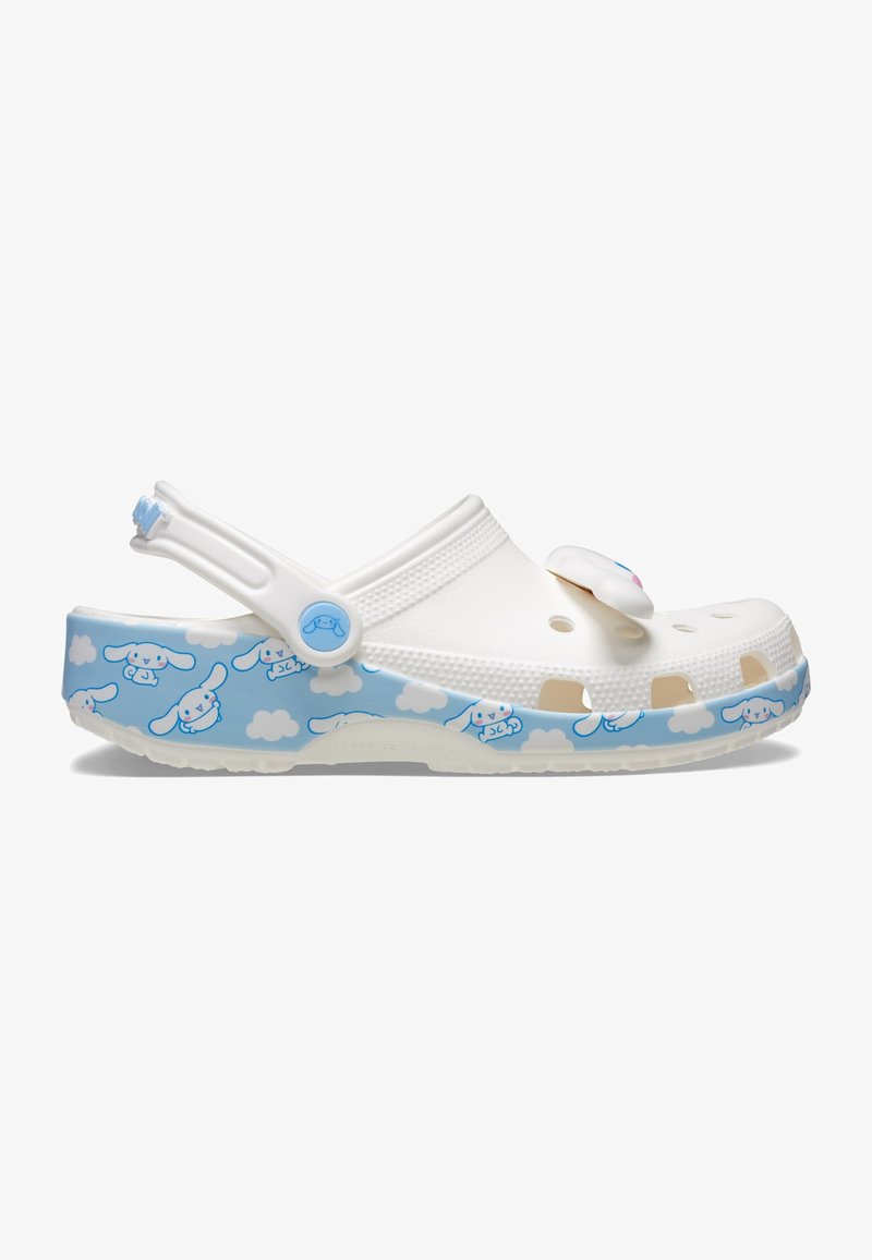 Sabots blancs avec une base bleu clair ornée d'un motif nuage et de cartoon de chien. Fabriqués en matériau léger avec des trous de ventilation et une sangle.