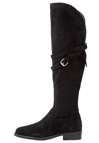 Botas de ante negras hasta la rodilla con tacón plano, que presentan un detalle de hebilla y correa en el lateral, textura suave y diseño de punta redonda.