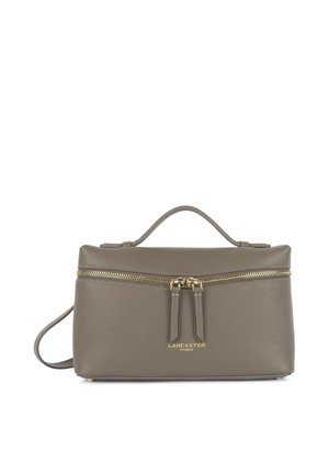 Sac à main rectangulaire en cuir taupe avec une anse supérieure, une fermeture éclair dorée sur le devant et le logo Lancaster Paris en lettres dorées.