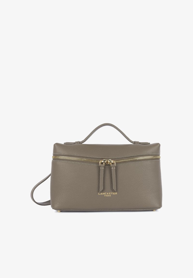 Sac à main rectangulaire en cuir taupe avec une anse supérieure, une fermeture éclair dorée sur le devant et le logo Lancaster Paris en lettres dorées.
