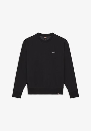 Sort crewneck sweatshirt lavet af blødt materiale med ribbede manchetter og kant, udstyret med et lille mærke på brystet.