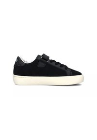 Sneaker in suede nero con suola in gomma bianca, dotato di una fascia con chiusura a strappo, una leggera lucentezza sul tallone e un design tradizionale con lacci.