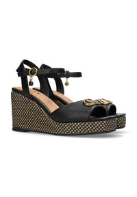 Czarne sandały na klinie z odkrytymi palcami, skórzana cholewka, dekoracyjne złote akcenty oraz teksturowana, pleciona podstawa. W zestawie regulowane paski na kostkę.