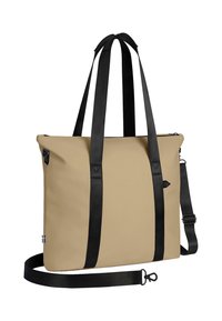 Sac fourre-tout beige avec des poignées noires, forme rectangulaire, fermeture éclair et bandoulière ajustable. Présente un logo sur le côté en bleu et jaune.