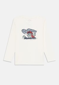 Weißes Langarmhemd mit einem Cartoon-Fußballspieler, der einen roten Helm trägt, einen Ball hält und dem Text "Touchdown Lass uns spielen" auf der Vorderseite.