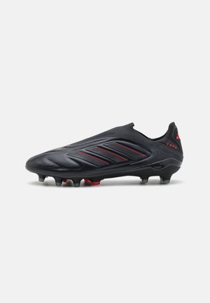 Crampon de football noir au design épuré, avec une tige texturée, une ouverture de cheville élastique, des accents rouges et des crampons multi-directionnels.