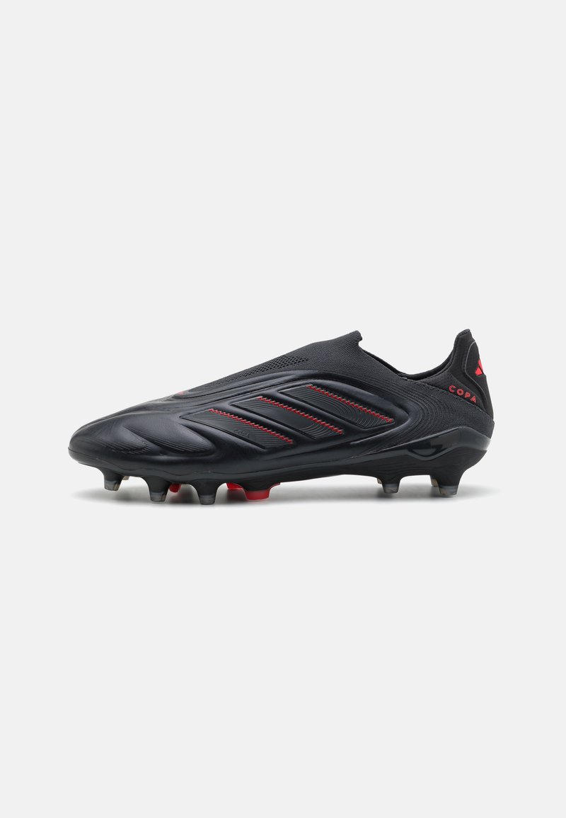 Schwarzer Fußballschuh mit aerodynamischem Design, ausgestattet mit strukturiertem Obermaterial, elastischem Knöchelöffnen, roten Akzenten und multidirektionalen Stollen.
