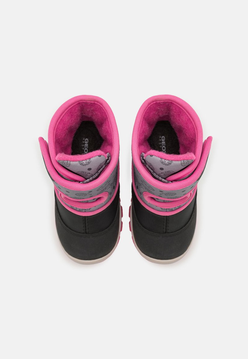 Czarne wodoodporne buty z różowymi akcentami, szarym wzorzystym kołnierzem, futrzanym wyściółką i gumową podeszwą. Regulowany pasek zapewniający pewne dopasowanie.