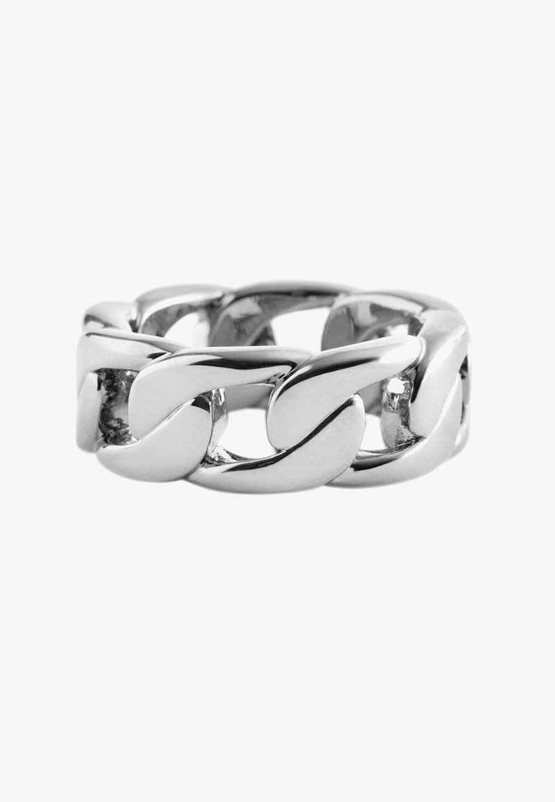 Bague épaisse en argent composée de maillons ovales entrelacés polis avec des bords lisses arrondis, présentée sur un fond blanc.