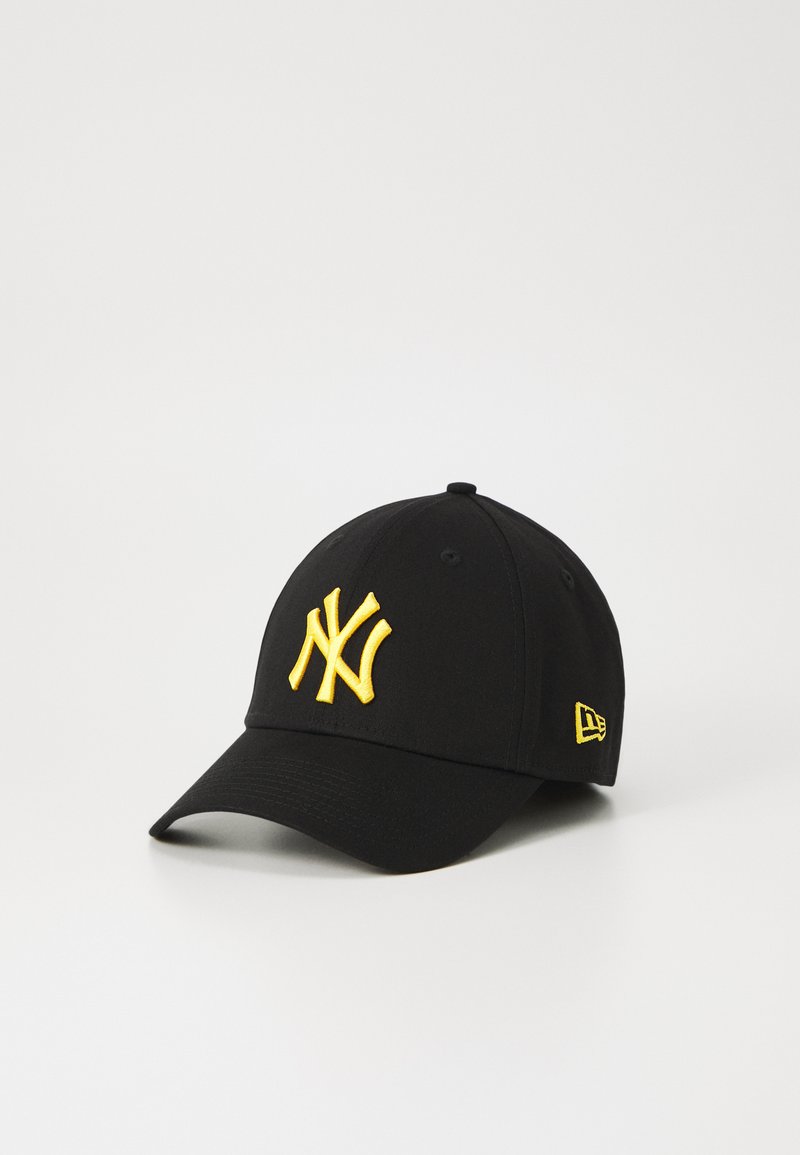 Juodas kepurė su išlenktu kraštu, su geltonai siuvinėtu "NY" logotipu ir mažu geltonu akcentu šone. Lygus audinys.