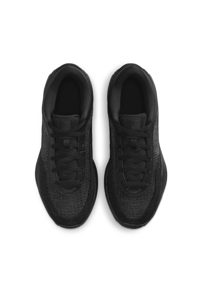 Zapatillas deportivas negras con parte superior de malla texturizada, cordones en contraste y lengüeta acolchada, que cuentan con una punta redondeada y suela acolchada.