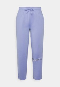 Hellviolette Sweatpants mit Kordelzug an der Taille, Seitentaschen und schwarzem "JUST DO IT"-Schriftzug am linken Hosenbein. Weiches Material.