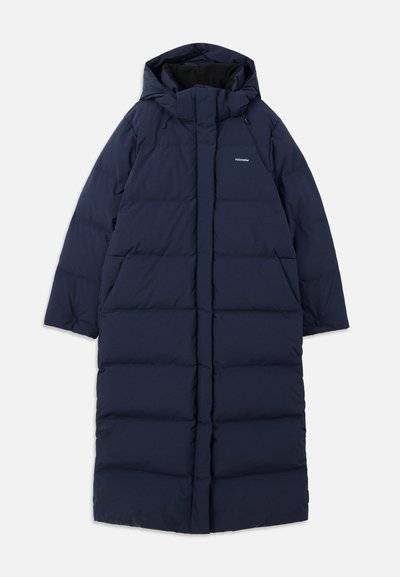 Casaco longo acolchoado azul-marinho com capuz, design retangular, padrão acolchoado, fecho frontal com zíper e forro interior. Apresenta cordões ajustáveis.