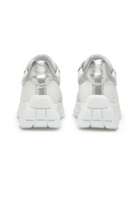 Sneaker bianche con accenti metallici argento, dotate di un pannello posteriore texturizzato e di una suola in gomma bianca chunky con una presa a motivo.