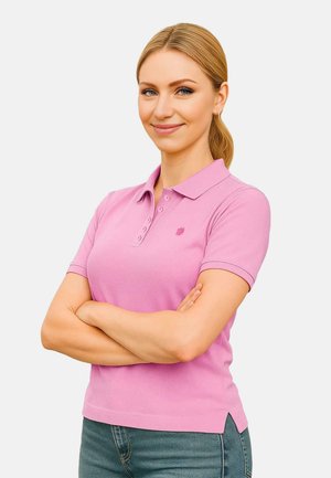 Rosa Polohemd mit einem klassischen Kragen, fünfknöpfiger Knopfleiste und Seitenschlitzen. Mit einem kleinen Emblem auf der linken Brust.