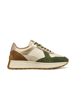 Sneaker da uomo realizzato con una combinazione di camoscio e pelle beige, verde e marrone, dotato di lacci tondi, suola imbottita e design a bassa cima.