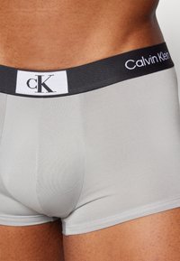 Calvin Klein Underwear MICROFIBRE STRETCH LOW RISE TRUNK 3 PACK  - Gaćice - black/dahlia/griffin