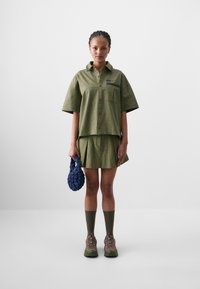 Nike Sportswear X NAOMI OSAKA SKIRT - Miniszoknya - medium olive/blackened blue