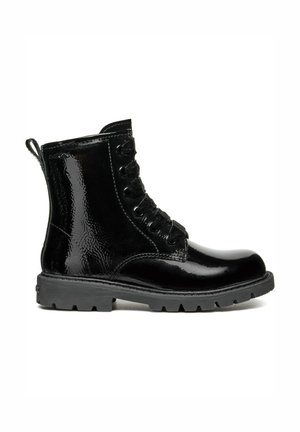 Czarne lakierowane botki z okrągłym noskiem, sznurowanym przodem oraz solidną gumową podeszwą z teksturowanymi wzorami na cholewce.