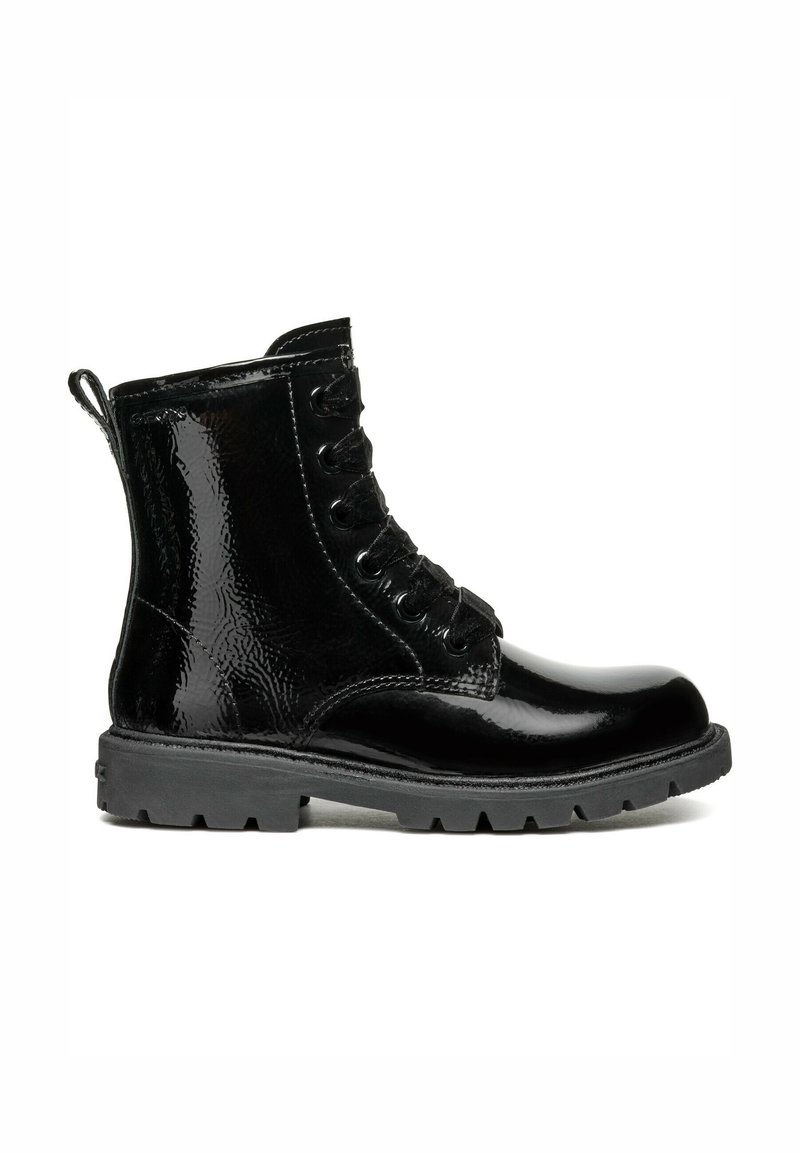 Bottes cavalières en cuir verni noir avec un bout rond, un laçage à l'avant et une semelle en caoutchouc robuste présentant des motifs texturés sur la tige.