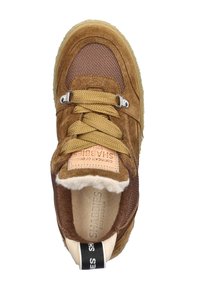 Zapatilla de ante marrón y malla con cordones color beige, forro de forro polar y un tirador negro en el talón con la marca "SHABBIES" vista desde arriba.
