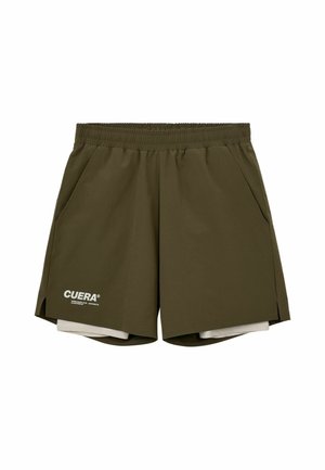 Oliwkowo-zielone sportowe spodenki z elastycznym pasem, bocznymi kieszeniami, białą podszewką i białym logo "CUERA" na lewej nogawce.