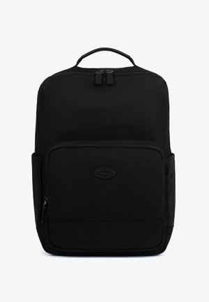 Sac à dos rectangulaire noir avec une poignée supérieure, une poche frontale zippée et des poches latérales, fabriqué en tissu texturé.