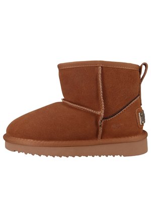 Brune ruskinds ankelstøvle med en rund tå, syninger og en kort, robust sål. Har en bageste pull-tab og en subtil hardware-accent.