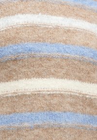 Strikket genser med vekslende striper i beige, lys blå og hvit. Myk tekstur, avrundede kanter og et koselig utseende.