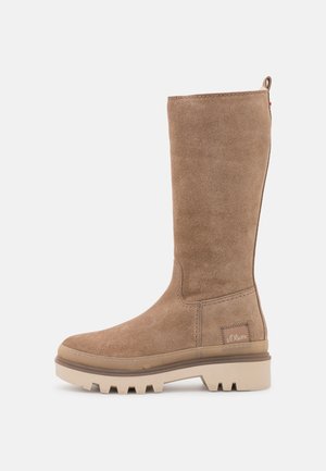 Botte en daim fauve mi-mollet avec une semelle beige épaisse et un petit talon, comportant des détails cousus et un patch logo s.Oliver sur le côté du talon.