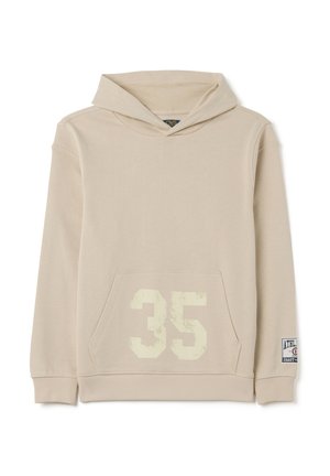 Beige hoodie van zacht materiaal, met een voorzak, een versleten "35" in crème op de voorkant en een sportief label op de mouw.