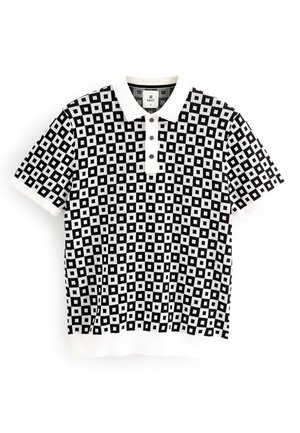 Polo manches courtes noir et blanc avec motif géométrique carré, col blanc et trois boutons noirs sur la patte de boutonnage avant.