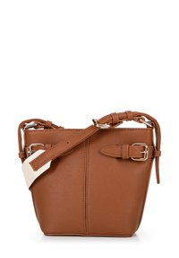 Sac en cuir brun en forme de seau avec une finition texturée, dotée d'une sangle amovible, d'accents en boucle et d'une silhouette propre et structurée.