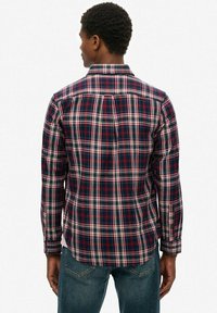 Camisa a cuadros con una mezcla de colores rojo, marino y blanco, de mangas largas, cuello abotonado y dobladillo recto.