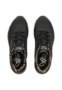 Scarpe sportive nere con una tomaia perforata, dotate di un colletto con stampa leopardata testurizzata, lacci neri e suola ammortizzata.