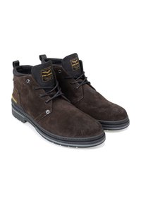 Des bottes de cheville en suède marron présentent un col en textile noir, des lacets ronds, des œillets en argent et une semelle en caoutchouc avec un motif de crampons texturé.