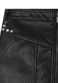 Giacca in pelle nera con finitura testurizzata, chiusura con zip e decorazioni in metallo, come esagoni e una stella vicino alla spalla.