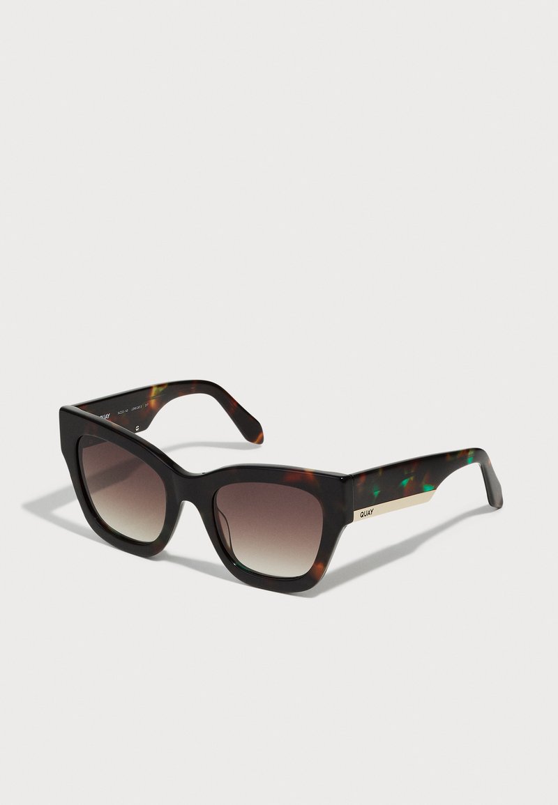Gafas de sol cuadradas carey con lentes degradados, acabado brillante y un acento dorado en el lateral. Bisagras robustas y patillas anchas.