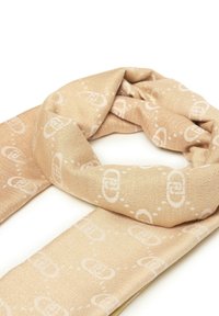 Beżowy szalik z delikatnym połyskiem, wykonany z miękkiego materiału, z powtarzającym się białym wzorem logo oraz gładką teksturą.