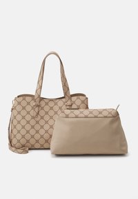 Deux sacs beiges, un grand sac cabas avec un motif géométrique foncé et de longues anses, et une plus petite pochette unie avec une fermeture éclair sur le dessus.