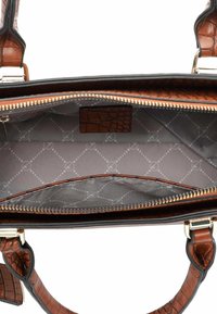 Brun faux krokodilleder taske indvendigt, med beige foring, lynlåslukning og en lille lomme mod en diamantmønster.